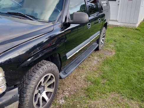 Used 2003 Chevrolet Suburban LS image 2