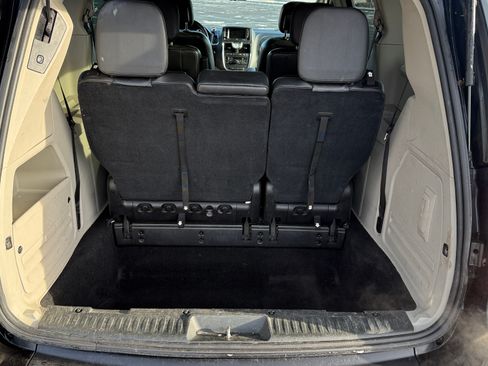 Used 2012 Chrysler Town & Country Touring-L w/ Driver Convenience Group image 24