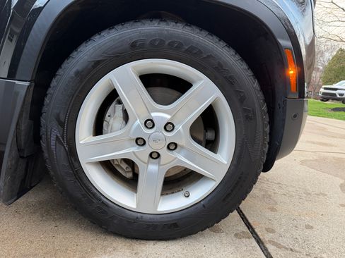 Used 2020 Land Rover Defender 110 SE image 11