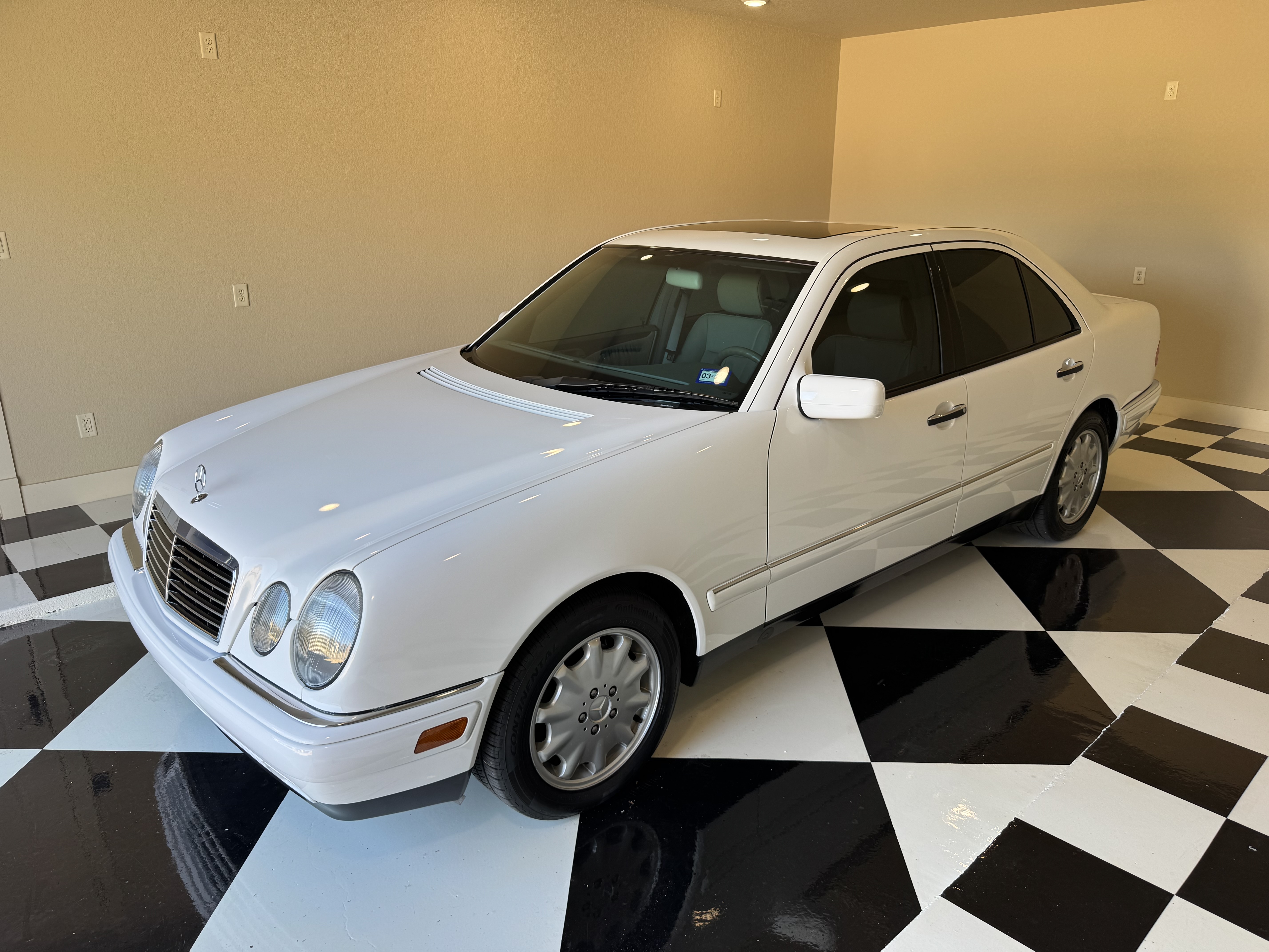 Used 1998 Mercedes-Benz E 320 Sedan image 1