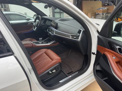 Used 2022 BMW X7 xDrive40i w/ M Sport Package image 8