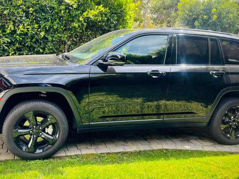 Used 2025 Jeep Grand Cherokee Limited w/ Black Appearance Package image 1