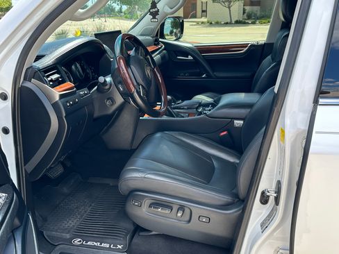 Used 2021 Lexus LX 570 4WD w/ Luxury Package image 23