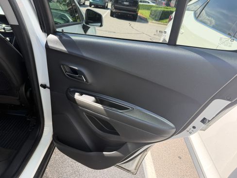 Used 2021 Chevrolet Trax LT w/ LT Convenience Package FWD image 10