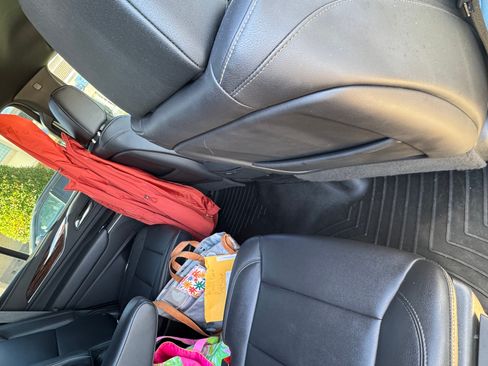 Used 2022 Cadillac Escalade Luxury w/ LPO, Illumination Package image 10