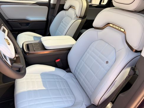 Used 2026 Rivian R1S Premium image 16