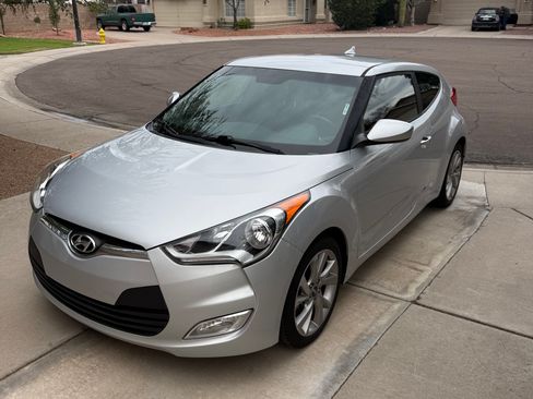 Used 2017 Hyundai Veloster Coupe 3D image 12