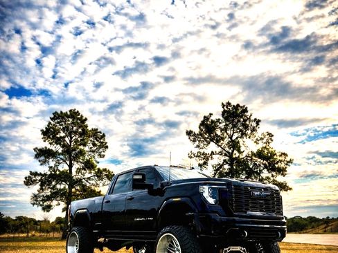 Used 2024 GMC Sierra 2500 Denali w/ Denali Reserve Package image 2