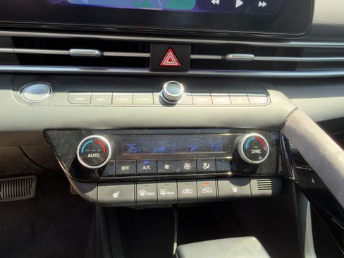 Used 2025 Hyundai Elantra Limited FWD image 12