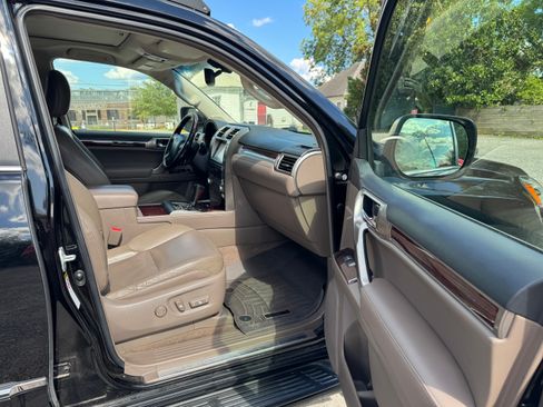 Used 2016 Lexus GX 460 image 17