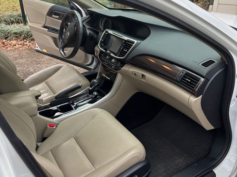 Used 2017 Honda Accord Touring image 11