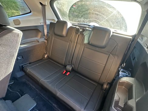 Used 2018 Volkswagen Tiguan SE w/ 3rd Row Seat Package image 12