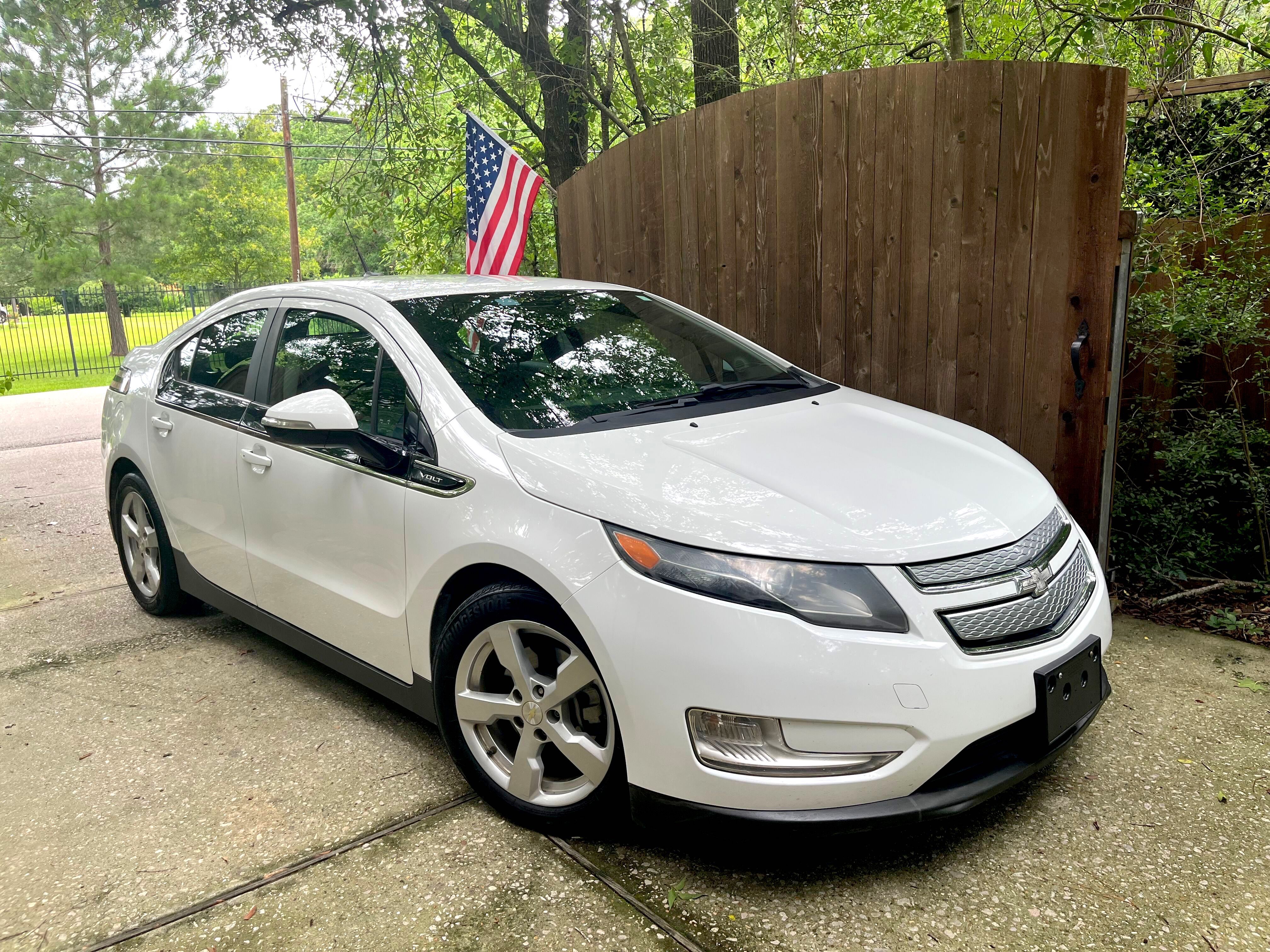 Used 2014 Chevrolet Volt w/ Enhanced Safety Package 1 FWD image 1