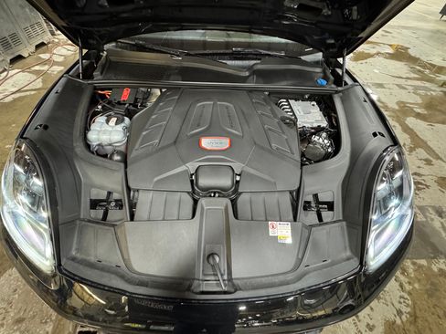 Used 2023 Porsche Cayenne Turbo image 9