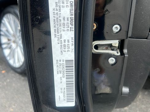 Used 2011 Chrysler 300 Limited w/ Sound Group image 9