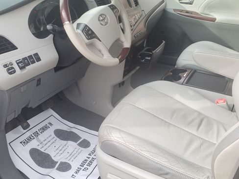 Used 2011 Toyota Sienna Limited image 12