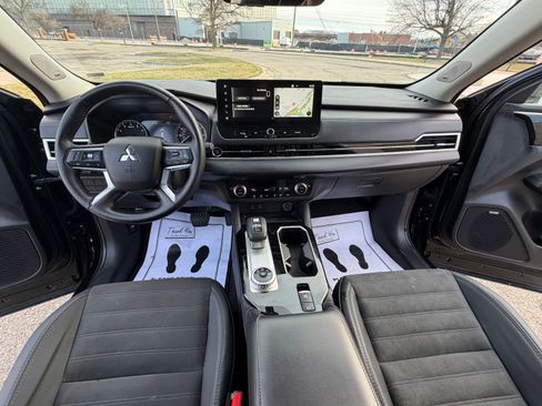 Used 2025 Mitsubishi Outlander SE image 21