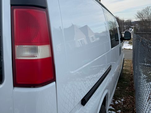 Used 2009 Chevrolet Express 1500 image 9