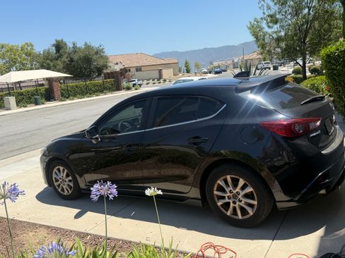 Used 2016 MAZDA MAZDA3 i Touring w/ Appearance Package FWD image 2