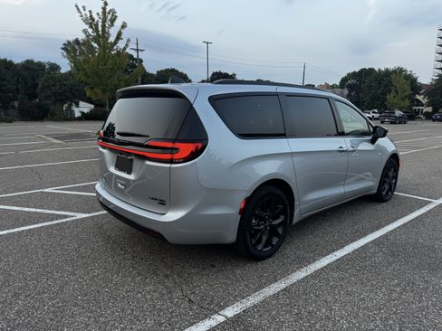 Used 2026 Chrysler Pacifica Limited w/ S Appearance Package AWD/4WD image 8