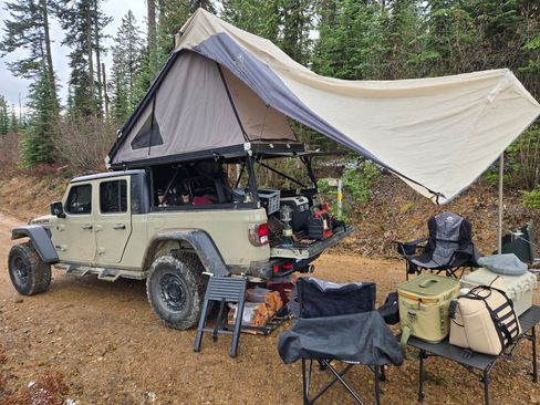 Used 2022 Jeep Gladiator Rubicon w/ Cold Weather Group image 2