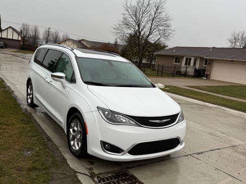 Used 2017 Chrysler Pacifica Limited image 4