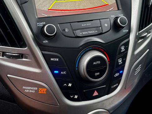 Used 2017 Hyundai Veloster Value Edition FWD image 12