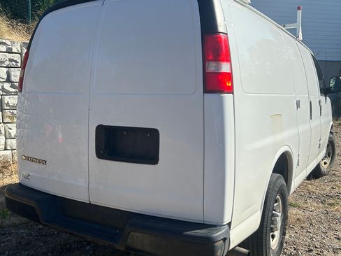 Used 2017 Chevrolet Express 2500 image 9