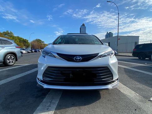 Used 2022 Toyota Sienna Platinum AWD/4WD image 2