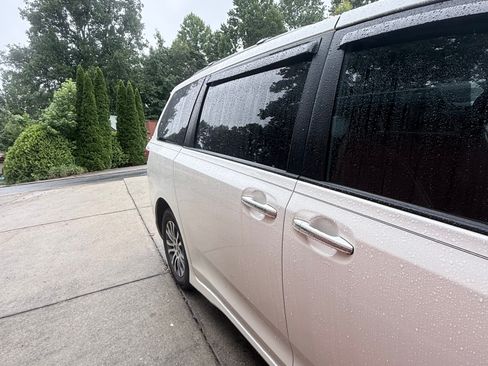 Used 2020 Toyota Sienna XLE Premium FWD image 13