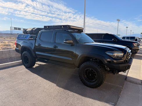 Used 2018 Toyota Tacoma TRD Off-Road w/ Technology Package AWD/4WD image 2