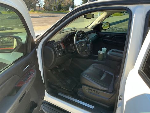 Used 2009 Chevrolet Suburban LT w/ Luxury Package image 1
