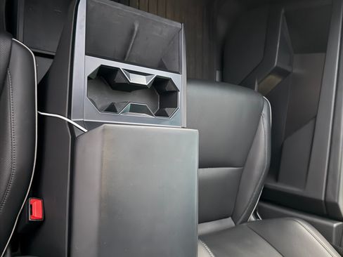 Used 2024 Tesla Cybertruck AWD Crew Cab image 9