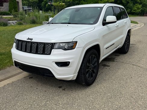 Used 2019 Jeep Grand Cherokee Altitude AWD/4WD image 2