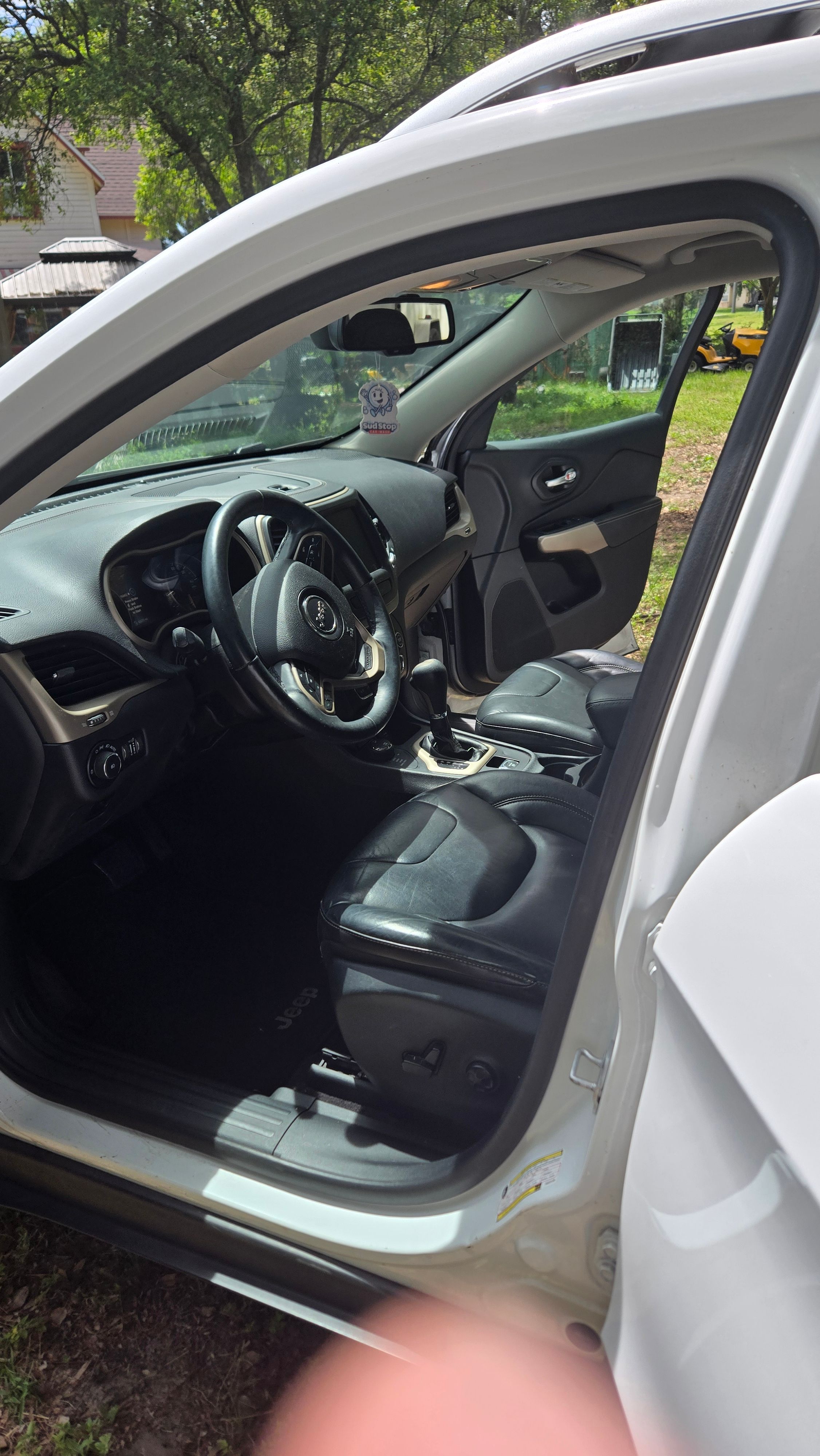 Used 2017 Jeep Cherokee Limited AWD/4WD image 13