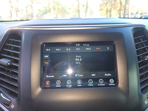 Used 2019 Jeep Cherokee Latitude w/ Popular Appearance Group image 14