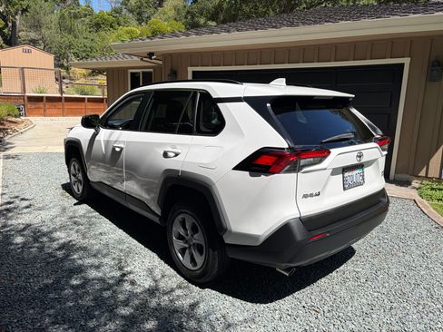 Used 2021 Toyota RAV4 LE AWD/4WD image 6