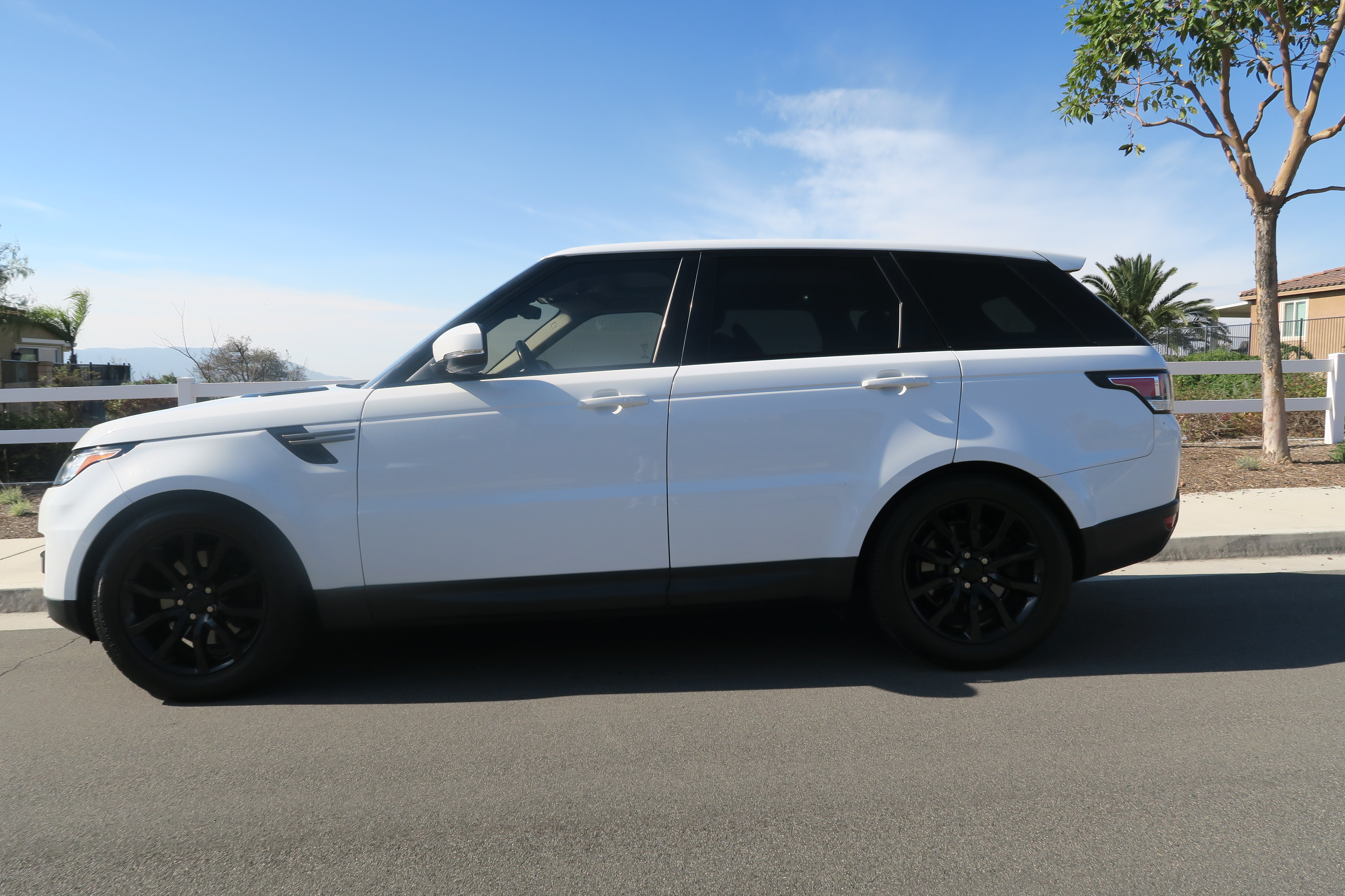Used 2017 Land Rover Range Rover Sport SE AWD/4WD image 1