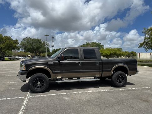 Used 2006 Ford F350 Lariat image 2