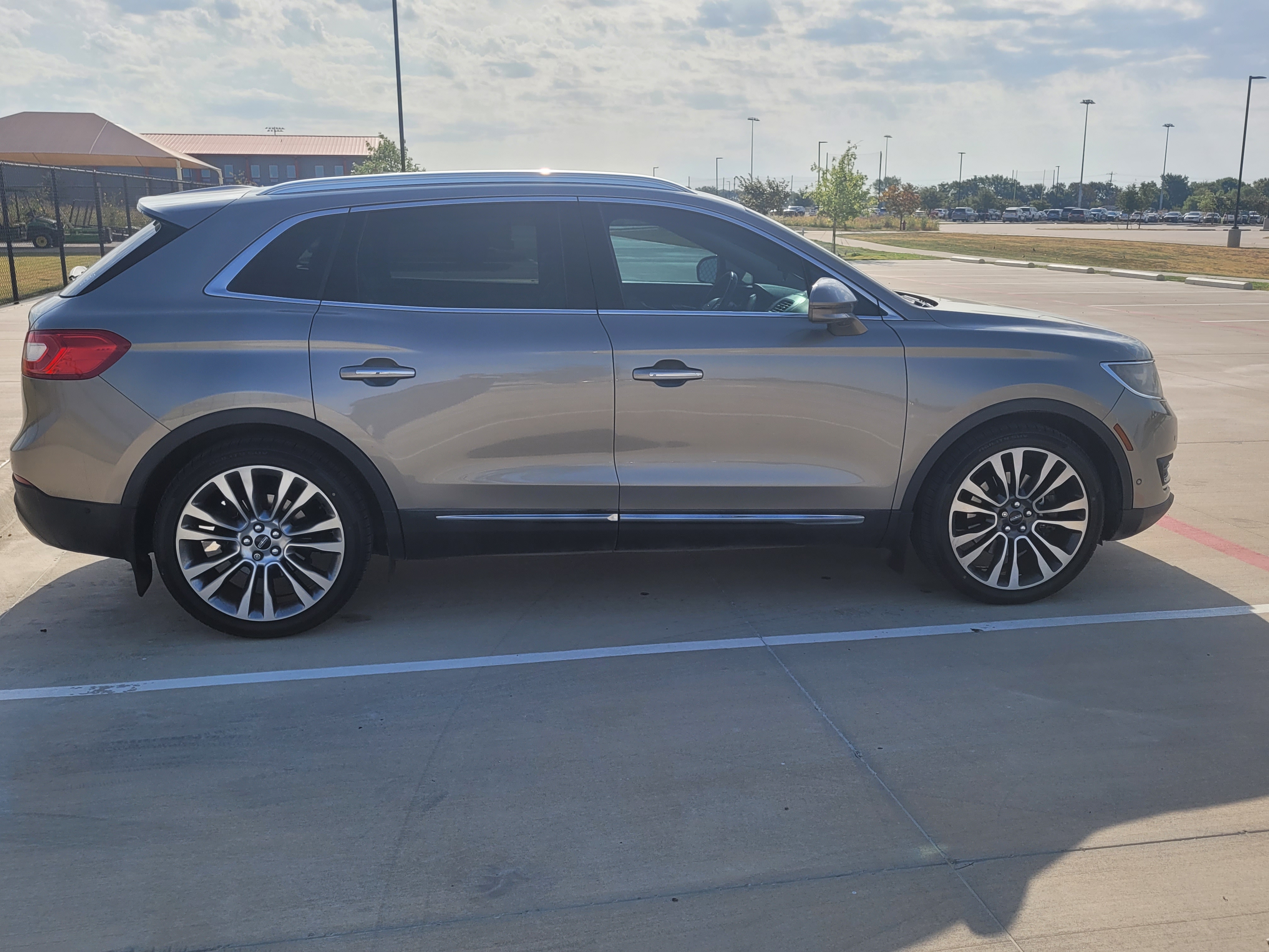 Used 2016 Lincoln MKX Reserve w/ Technology Package FWD image 2