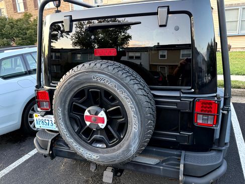 Used 2013 Jeep Wrangler Unlimited Sahara image 6