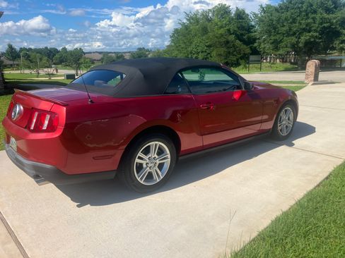 Used 2010 Ford Mustang Premium RWD image 6