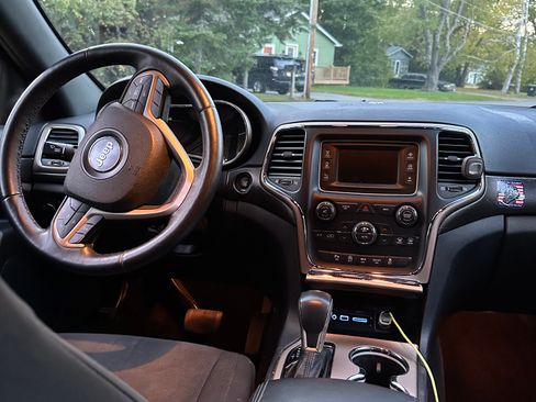 Used 2017 Jeep Grand Cherokee Laredo w/ Quick Order Package 23E image 8