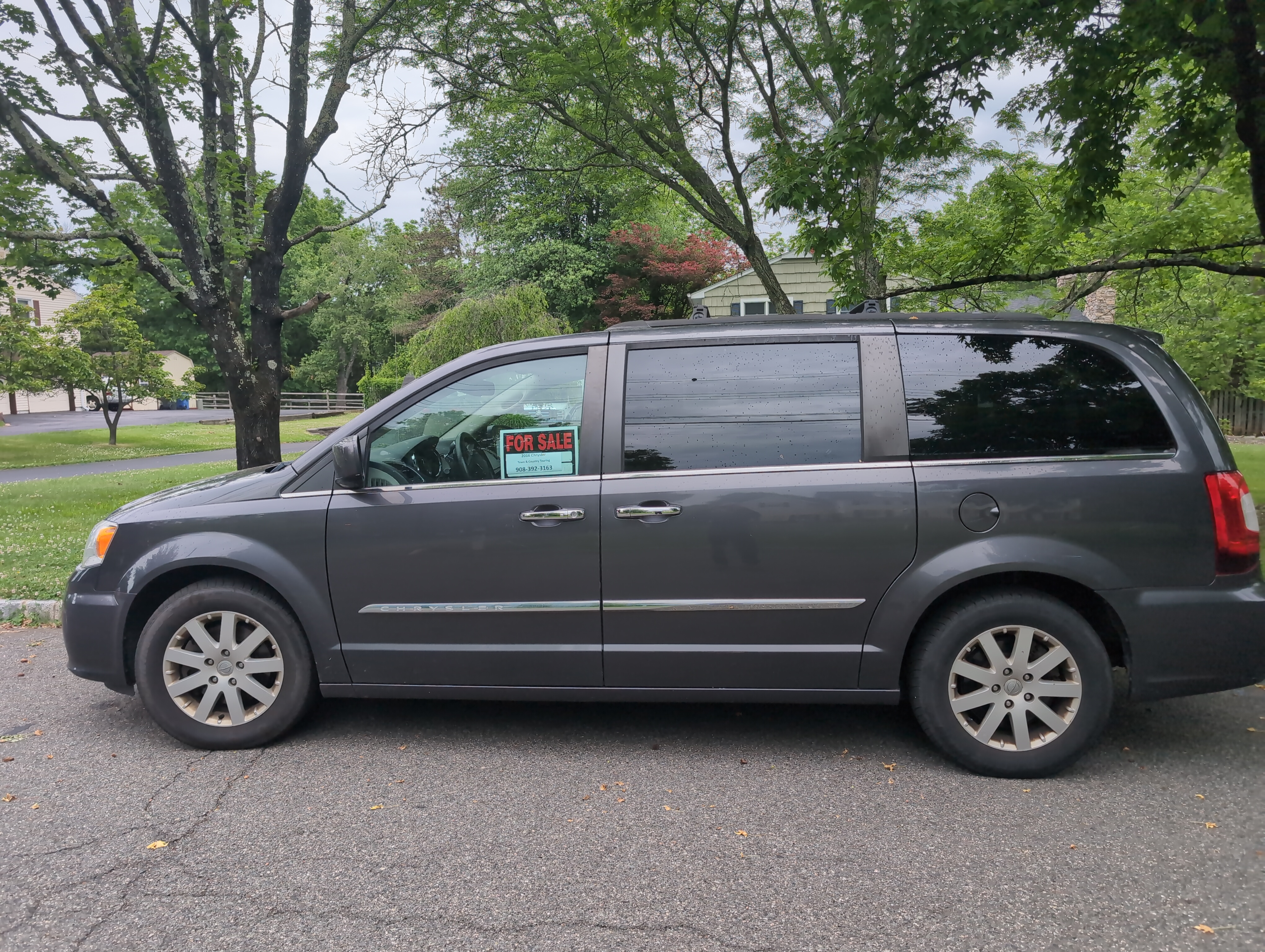 Used 2016 Chrysler Town & Country Touring w/ Driver Convenience Group FWD image 2