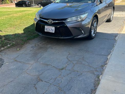 Used 2017 Toyota Camry SE FWD image 1