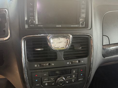 Used 2015 Chrysler Town & Country Touring w/ Driver Convenience Group image 12