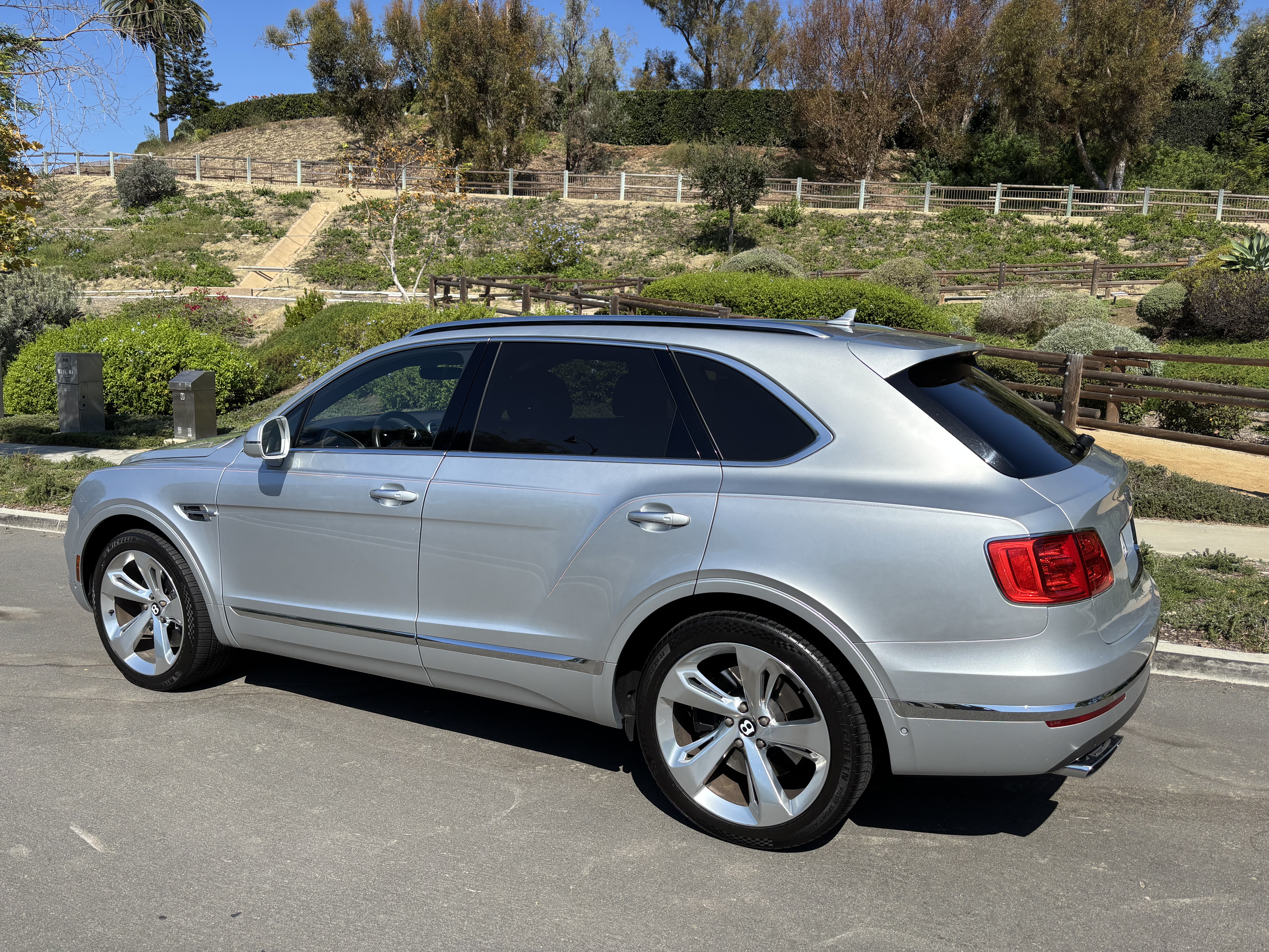 Used 2018 Bentley Bentayga AWD/4WD image 1