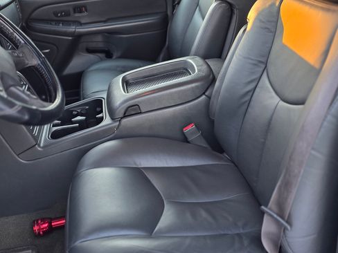 Used 2006 Chevrolet Silverado 2500 LT w/ Heavy-Duty Power Package image 6