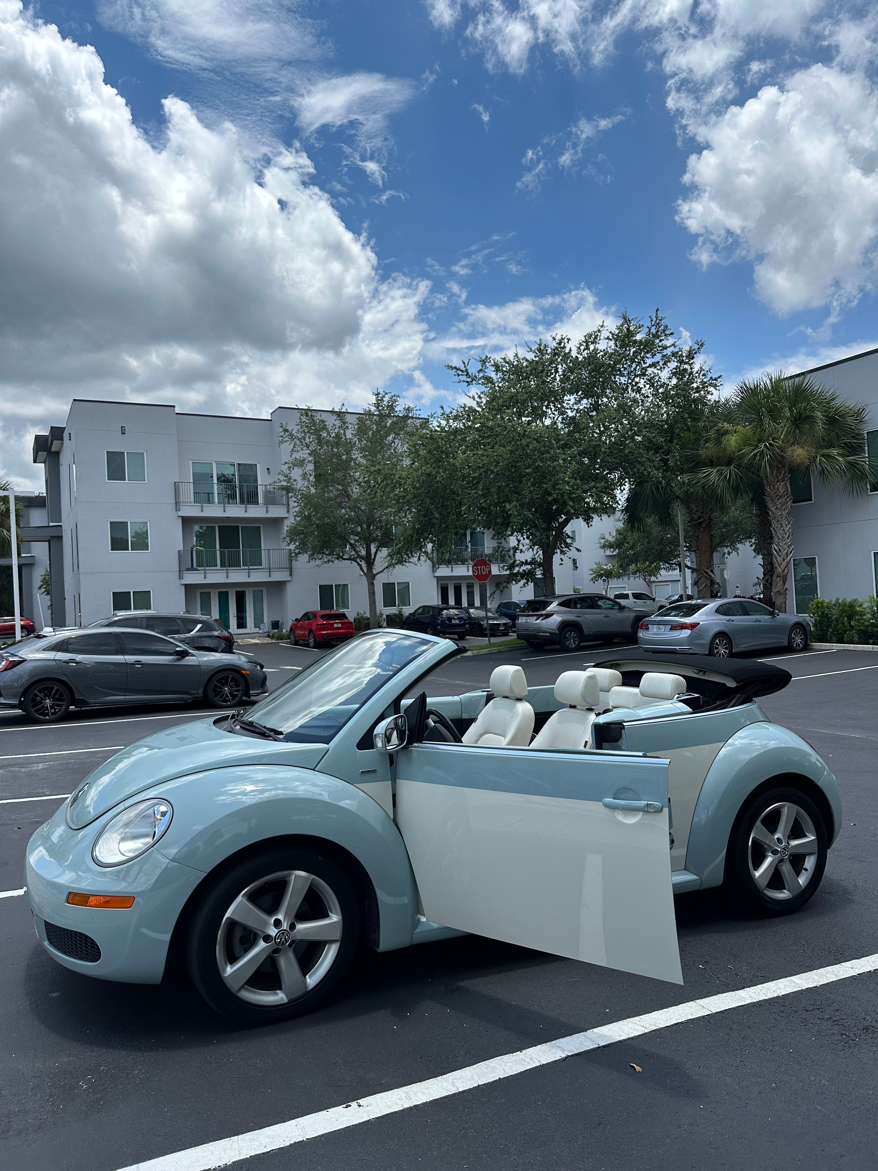 Used 2010 Volkswagen Beetle Final Edition FWD image 8