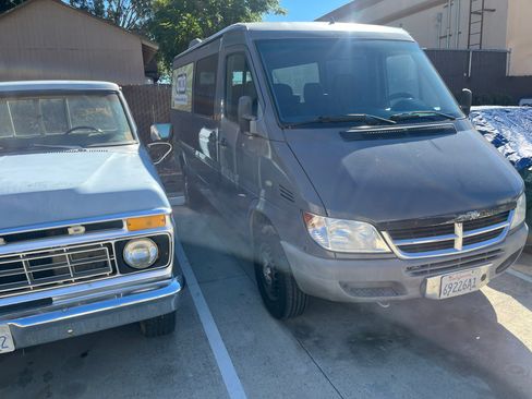 Used 2005 Dodge Sprinter 2500 w/ Cooling Group image 2